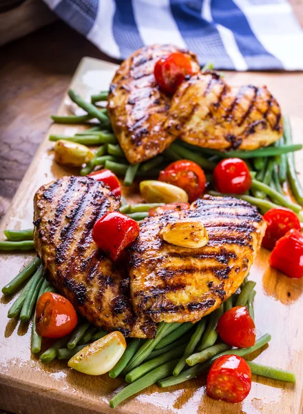 Gegrilde Kipfilet in verschillende varianten met cherry tomat — Stockfoto