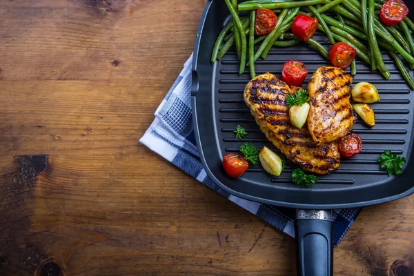 Pechuga de pollo a la parrilla en diferentes variaciones con tomate cherry — Foto de Stock