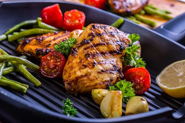 Gegrillte Hähnchenbrust in verschiedenen Variationen mit Kirschtomaten — Stockfoto