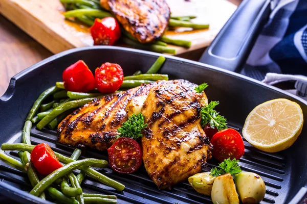 Grilled chicken breast in different variations with cherry tomat — Stock Photo, Image