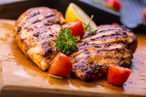 Peito de frango grelhado em diferentes variações com tomate cereja — Fotografia de Stock