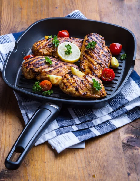 Gegrilde Kipfilet in verschillende varianten met cherry tomat — Stockfoto