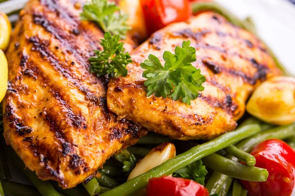 Gegrillte Hähnchenbrust in verschiedenen Variationen mit Kirschtomaten — Stockfoto