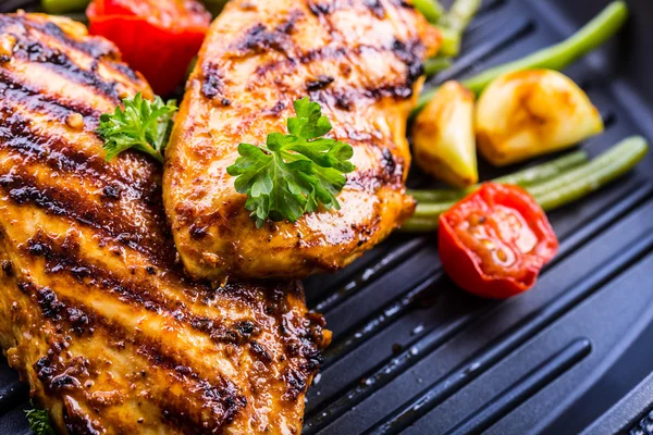 Grilled chicken breast in different variations with cherry tomat — Stock Photo, Image