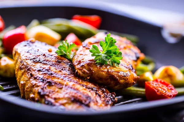 Grilled chicken breast in different variations with cherry tomat — Stock Photo, Image