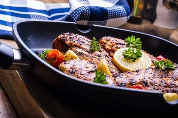 Gegrilde Kipfilet in verschillende varianten met cherry tomat — Stockfoto