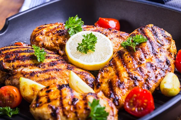 Petto di pollo alla griglia in diverse varianti con pomodoro alla ciliegia Fotografia Stock