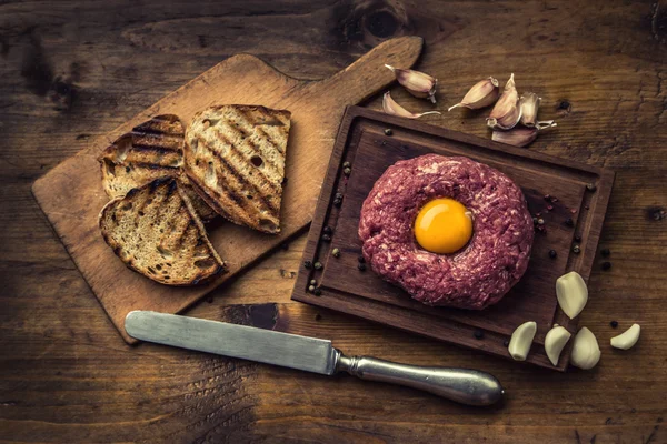 Raw beef .Tasty Steak tartare. Classic steak tartare on wooden b — Stock Photo, Image