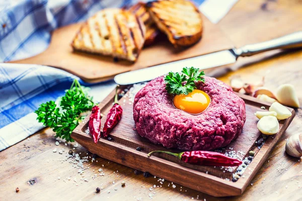 Raw beef .Tasty Steak tartare. Classic steak tartare on wooden b — Stock Photo, Image