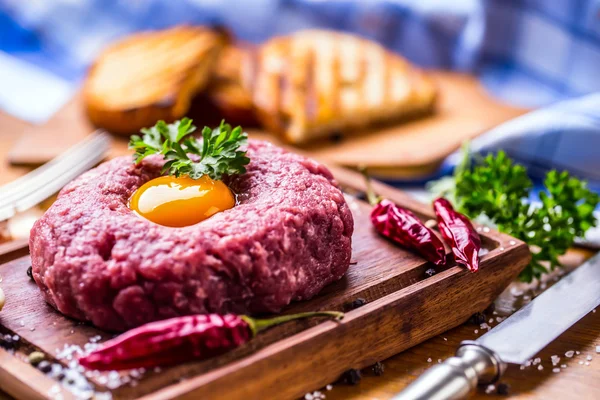 Raw beef .Tasty Steak tartare. Classic steak tartare on wooden b — Stock Photo, Image