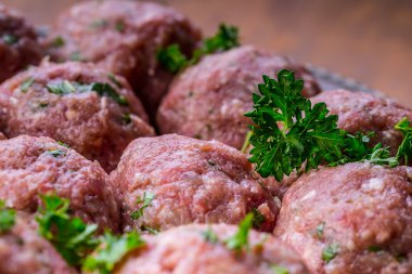 Çiğ köfte. Çiğ köfte içinde metal bir tepsi hazırladım. Tr