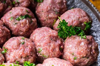 Çiğ köfte. Çiğ köfte içinde metal bir tepsi hazırladım. Tr