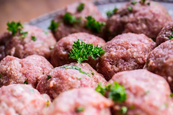 Raw meat balls. Prepared uncooked meat balls in a metal tray. Tr — Stock Photo, Image