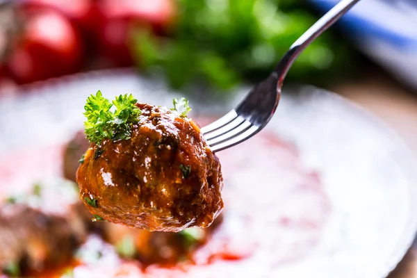 Polpette di carne. Cucina italiana e mediterranea. Palle di carne con s — Foto Stock