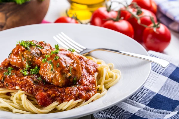 Bolas de carne. Cocina italiana y mediterránea. Bolas de carne con s — Foto de Stock