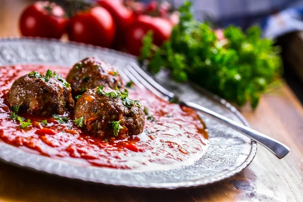 Polpette di carne. Cucina italiana e mediterranea. Palle di carne con s — Foto Stock