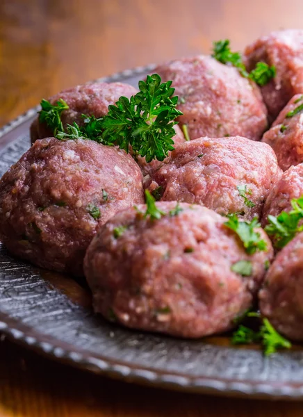Raw meat balls. Prepared uncooked meat balls in a metal tray. Tr — Stock Photo, Image
