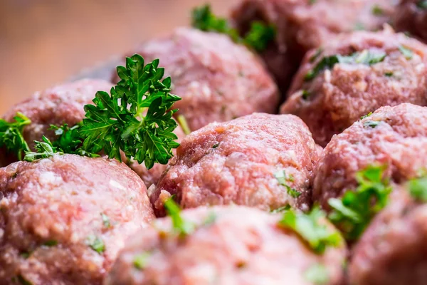 Raw meat balls. Prepared uncooked meat balls in a metal tray. Tr — Stock Photo, Image