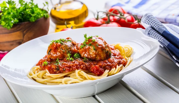 Bolas de carne. Cocina italiana y mediterránea. Bolas de carne con s — Foto de Stock