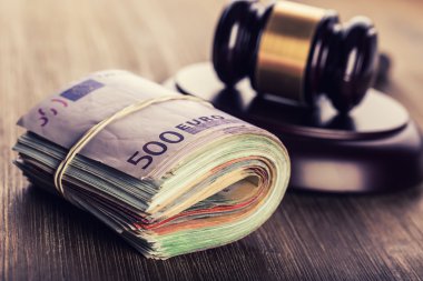 Euro para birimi. Mahkeme tokmak ve haddelenmiş Euro banknot. Yolsuzluk ve rüşvet yargıya gösterimi.