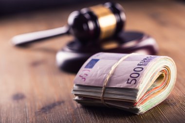 Euro para birimi. Mahkeme tokmak ve haddelenmiş Euro banknot. Yolsuzluk ve rüşvet yargıya gösterimi.