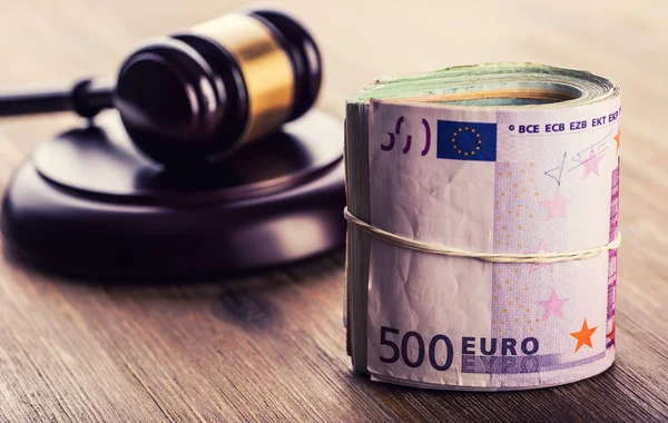 Moneda euro. Martillo del tribunal y billetes en euros laminados. Representación de corrupción y soborno en el poder judicial . — Foto de Stock