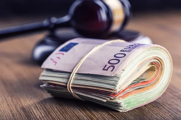 Euro para birimi. Mahkeme tokmak ve haddelenmiş Euro banknot. Yolsuzluk ve rüşvet yargıya gösterimi.