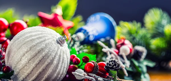 Різдвяна листівка з ялицею і декором на блискучому фоні . — стокове фото
