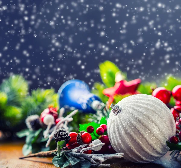 Vánoční přání s míčem jedle a výzdoba na třpytky pozadí. — Stock fotografie