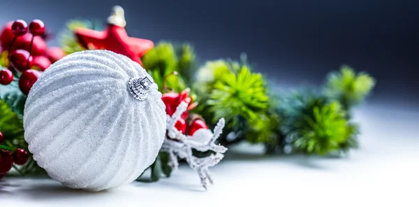 Kerstkaart met bal fir en decor op glitter achtergrond. — Stockfoto