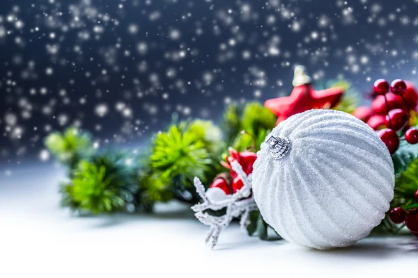 Julkort med bollen fir och inredning på glitter bakgrund. — Stockfoto