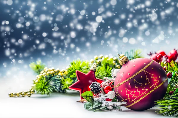Karácsonyi kártya labda fenyő és dekor csillogó háttér. — Stock Fotó