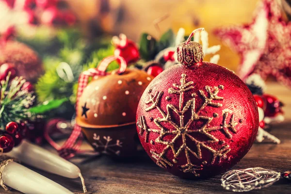 Candela e decorazione natalizia. Disegno del bordo di Natale sullo sfondo di legno. Abete di Natale con candela di Natale. Tempo di Natale . — Foto Stock