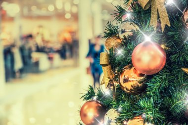 Noel zamanı alışveriş merkezi. Altın dekorasyon alışveriş merkezi ile Noel ağacı.