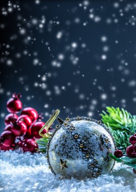 Lüks Noel top kar ve karlı soyut sahnelerde. Noel zamanı