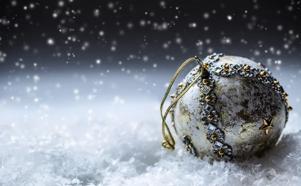 Luxe Kerstmis bal in de sneeuw en snowy abstracte scènes. Kersttijd — Stockfoto