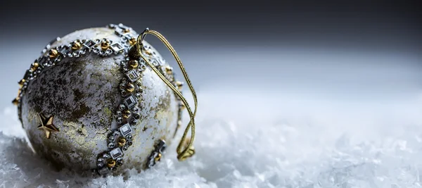 Lyxiga jul boll i snö och snowy abstrakt scener. Juletid — Stockfoto