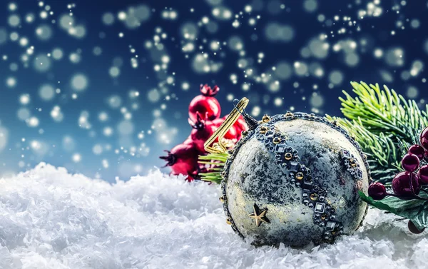 雪と雪に覆われた抽象的なシーンで贅沢なクリスマス ボール。クリスマスの時期 — ストック写真