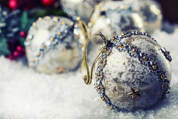 Palla di Natale di lusso nella neve e scene astratte innevate. Tempo di Natale — Foto Stock