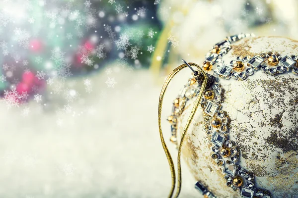 Lyxiga jul boll i snö och snowy abstrakt scener. Juletid — Stockfoto