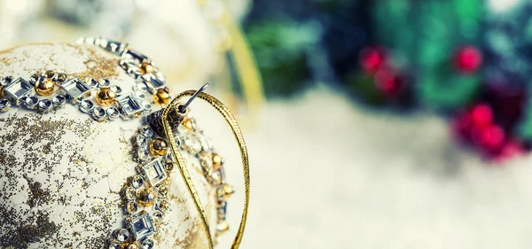 Palla di Natale di lusso nella neve e scene astratte innevate. Tempo di Natale — Foto Stock