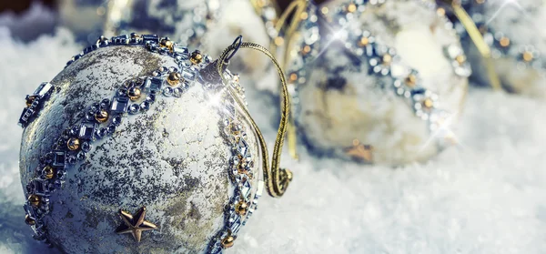 Luxus-Weihnachtskugel im Schnee und verschneite abstrakte Szenen. Weihnachtszeit — Stockfoto