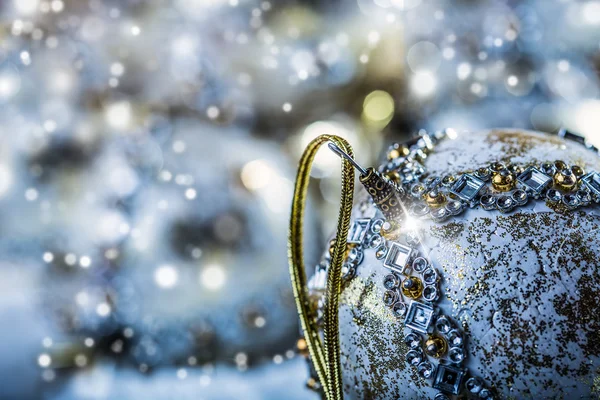 Boule de Noël de luxe dans la neige et scènes abstraites enneigées. Temps de Noël — Photo