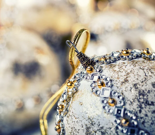 Luxus-Weihnachtskugel im Schnee und verschneite abstrakte Szenen. Weihnachtszeit — Stockfoto