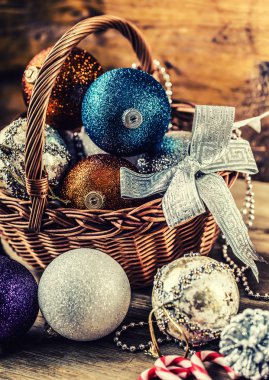 Noel. Noel dekorasyonu. Noel topları, yıldız, jingle bells Noel süsler.