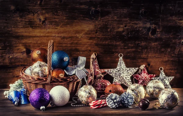 Weihnachten. Weihnachtsdekoration. Weihnachtskugeln, Sterne, Glöckchen Weihnachtsschmuck. — Stockfoto