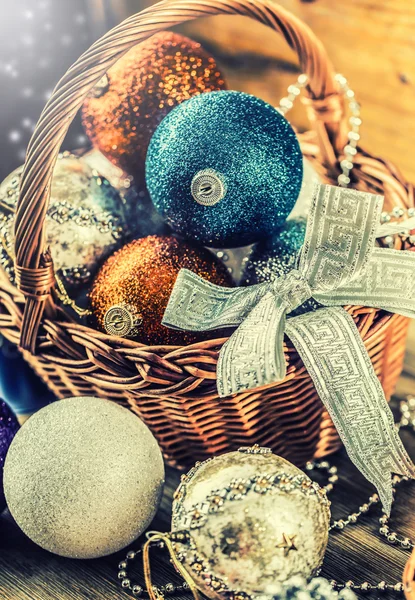 Natale. Addobbi natalizi. Palle di Natale, stelle, tintinnio campane ornamenti di Natale . — Foto Stock