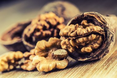 Ceviz taneleri ve ahşap tahta üzerinde bütün ceviz.