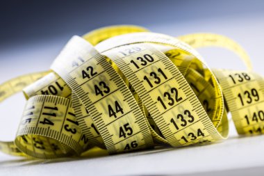 Teyp ölçme kavisli. Terzi ölçüm bandı. Beyaz bant ölçme closeup görünümü