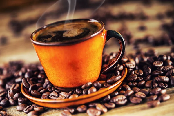 Kaffee. Tasse schwarzen Kaffee und verschütteten Kaffeebohnen. Kaffeepause — Stockfoto